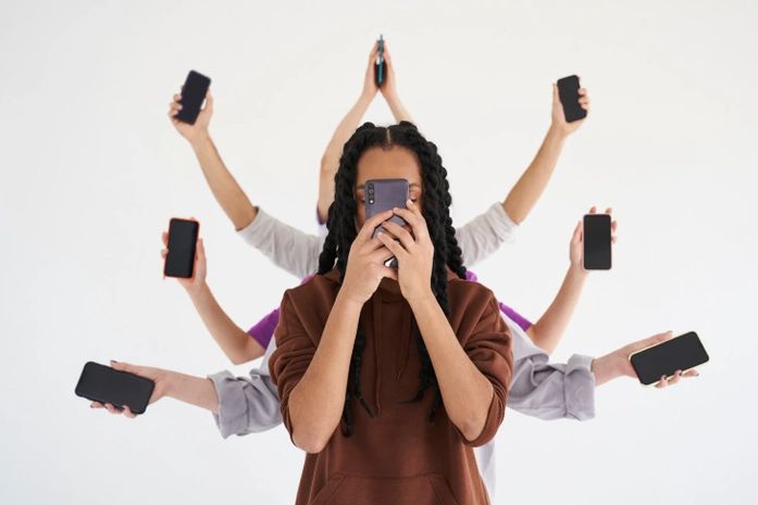 Pessoas preferem ficar sem café ou banho a largar o celular, diz estudo