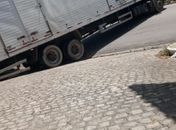 Motorista tenta realizar conversão em avenida com caminhão e veículo fica preso em Santana do Ipanema 
