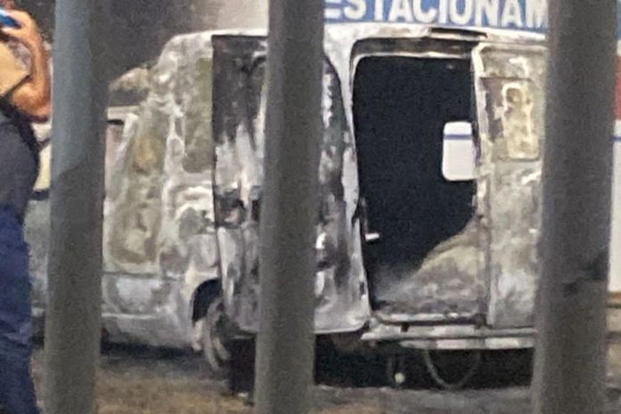 Ambulância incendeia dentro de hospital em Olho d´Água das Flores