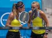 De amarelo, Giulia Gasparri e Ninny Valentini na Praia do Patacho em fevereiro de 2022