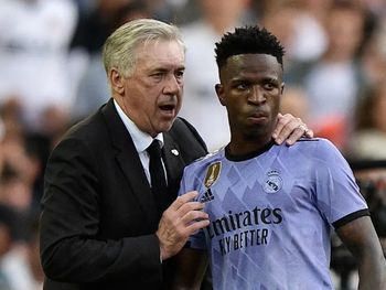 Carlo Ancelotti e Vinicius Junior durante Valencia x Real Madrid
