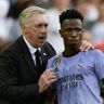 Carlo Ancelotti e Vinicius Junior durante Valencia x Real Madrid
