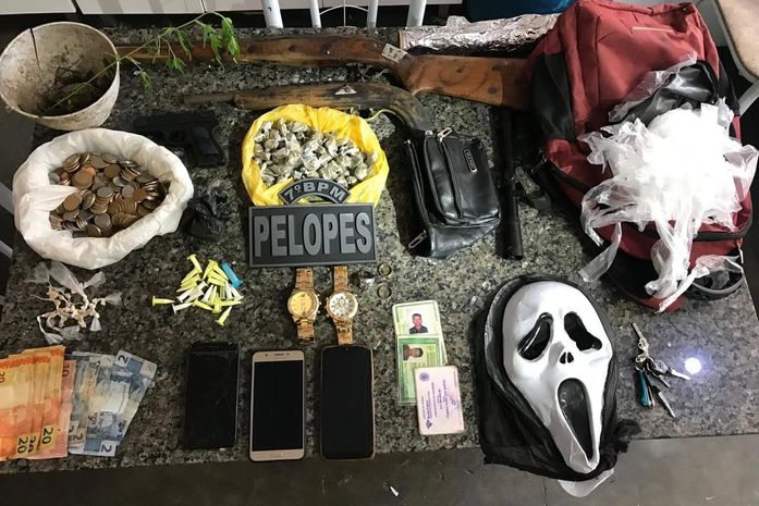 Polícia flagra casa servindo de ponto para tráfico de drogas em Maravilha e apreende material