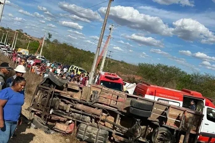 Caminhão atropela funcionários da Equatorial, resulta em uma vítima fatal em Pão de Açúcar, motorista estava bêbado e foi preso