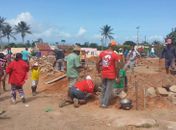 Homens, mulheres e até crianças se unem em mutirão em prol da construção de Igreja no povoado Agreste em Monteirópolis