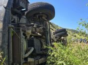 Motorista morre preso às ferragens após caminhão com carga de água capotar em AL