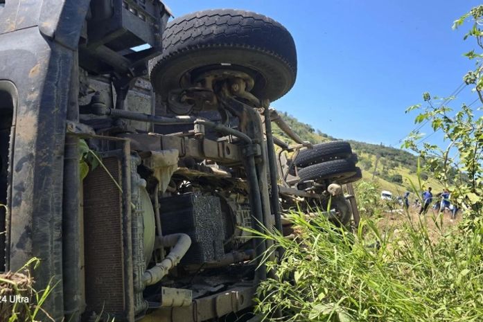 Motorista morre preso às ferragens após caminhão com carga de água capotar em AL