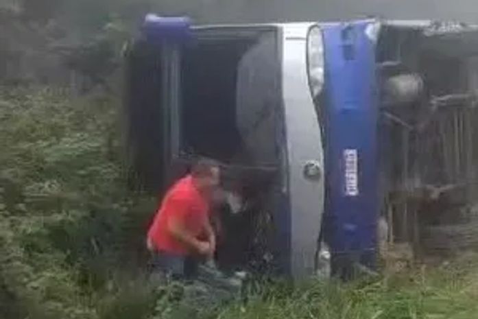 Oito pessoas ficam feridas após ônibus que saiu do Sertão de Alagoas tombar em rodovia do sudoeste da Bahia
