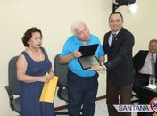 Dr. José Marques recebendo das mãos do Vereador Mário Siqueira o título de cidadão honorário de Santana do Ipanema