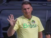 Presidente Jair Bolsonaro do lado de fora do local de votação no Rio de Janeiro.