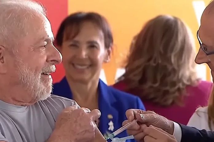 Lula é vacinado por Alckmin e lança campanha nacional de vacinação