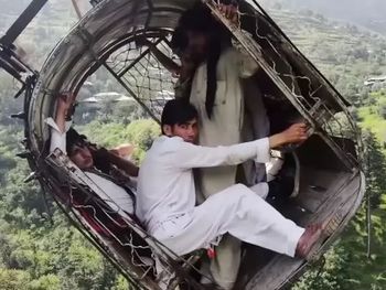 Drone registra imagens de pessoas presas em teleférico no Paquistão
