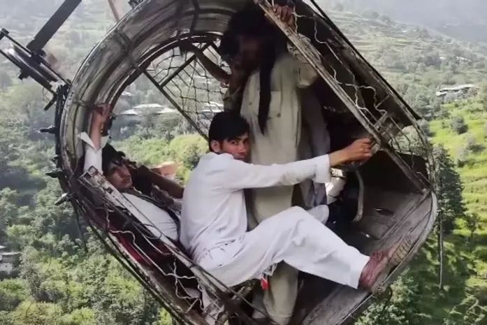 Drone registra imagens de pessoas presas em teleférico no Paquistão