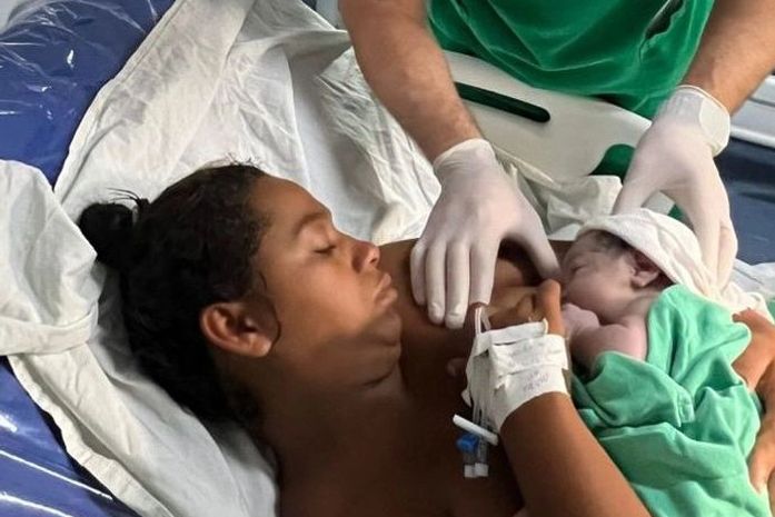 Ana Clara deu a luz a Maria Ísis às 00h21; bebê nasceu com 3,096kg