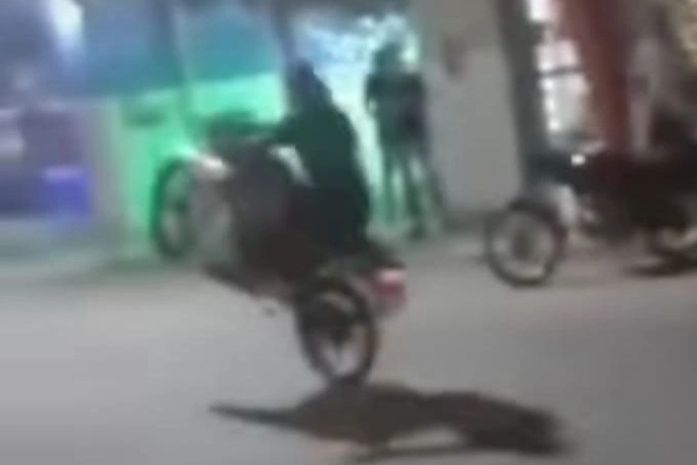 Jovem é detido após ser flagrado empinando moto durante perseguição policial em Pão de Açúcar