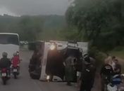 Carreta tomba e deixa trânsito lento na Ladeira do Catolé, em Maceió