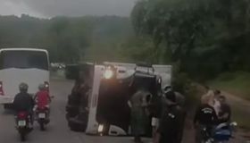 Carreta tomba e deixa trânsito lento na Ladeira do Catolé, em Maceió