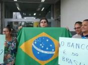 Clientes realizam manifestação em frente a agência inativa do Banco do Brasil em Pão de Açúcar