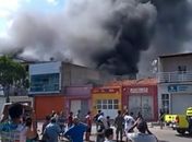 Vídeos: Mercado é alvo de incêndio em Canapi