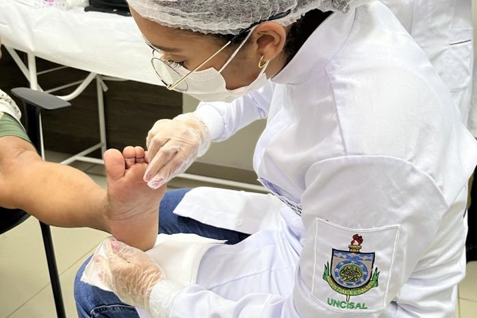 Cuidado com pé diabético oferta exame de plantigrafia e auxilia alunos da Uncisal em prática multidisciplinar