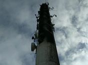 Torre de transmissão de rede para celular incendeia durante a madrugada no interior