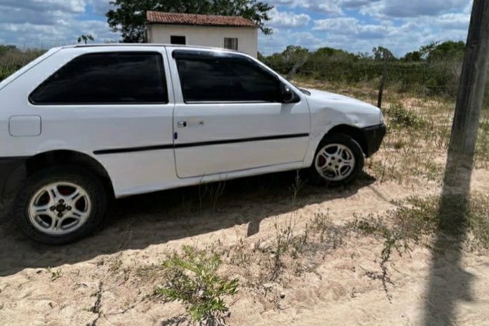 Veículo utilizado por sequestrador de jovem de Delmiro Gouveia é encontrado abandonado na zona rural de Dois Riachos