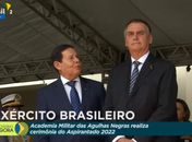 Bolsonaro fica em silêncio diante de militares no primeiro evento público após derrota