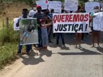 Manifestação é realizada em São José da Tapera por familiares de mulher morta pelo ex, caso segue impune há mais de 3 meses