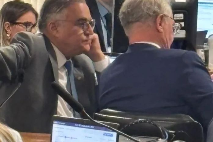 Renan Calheiros e João Caldas assistem juntos a sabatina da ministra Marluce Caldas